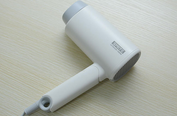 電吹風(fēng)刻字鐳雕，點(diǎn)亮激光打標(biāo)電器的工藝之美